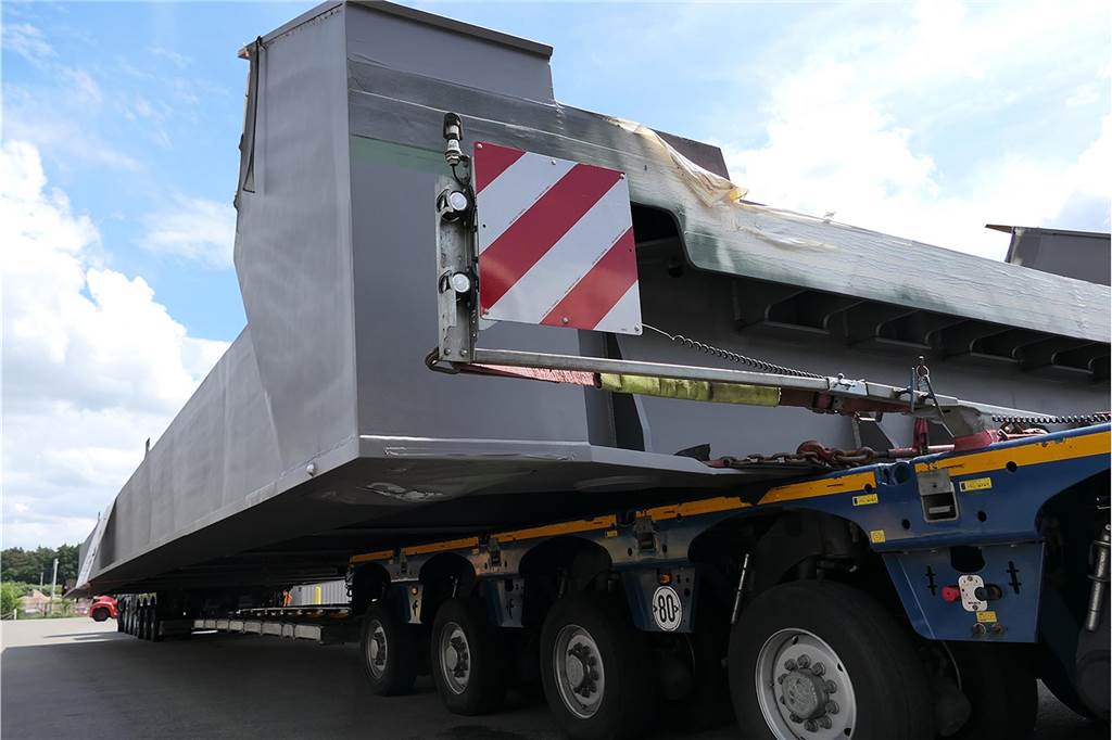 Für neue Kanalbrücke: Nächtliche Schwer-Transporte durch Östrich Die jeweils 24 Meter langen Stahlbauteile werden später den Überbau der neuen Kanalbrücke in Östrich bilden.