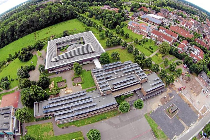 Schulbusse zur Gesamtschule Nordkirchen übervoll Die Johann-Conrad-Schlaun-Gesamtschule Nordkirchen mit Schulhof und Hinterland sowie dem Platz zum Bürgerhaus, der derzeit neu gestaltet wird.