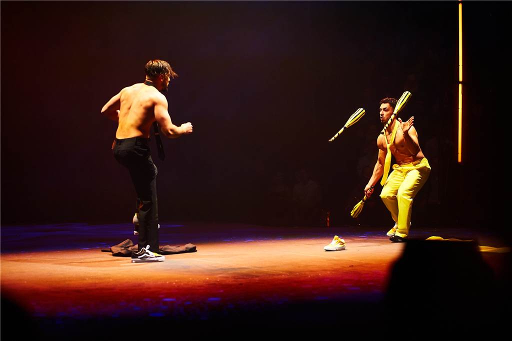Flic Flac feiert Premiere in Dortmund: Nicht nur Neues, aber noch lange hochmodern Die Jongleure haben sich während ihrer Show einmal aus- und dann wieder angezogen.
