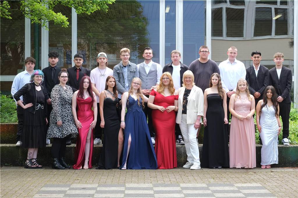 Die Josef-Reding-Schule Holzwickede verabschiedete die Schülerinnen und Schüler des zehnten Jahrgangs. Hier ist die Klasse 10b zu sehen.