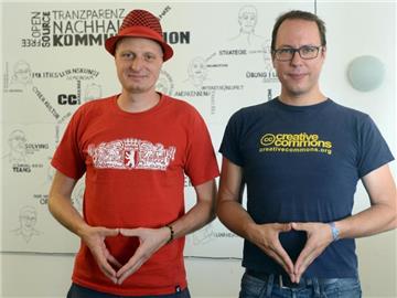 Die Journalisten Markus Beckedahl (r) und Andre Meister in der Redaktion des Blogs Netzpolitik.org. Foto: Britta Pedersen/Archiv