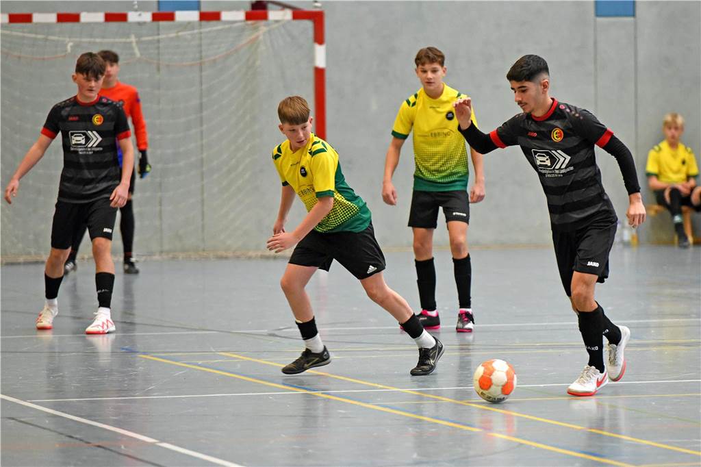 Ohne Gegentor zum Titel: U15 des VfB Waltrop ist Hallenkreismeister Jugendfußballer bei einem Hallenturnier.