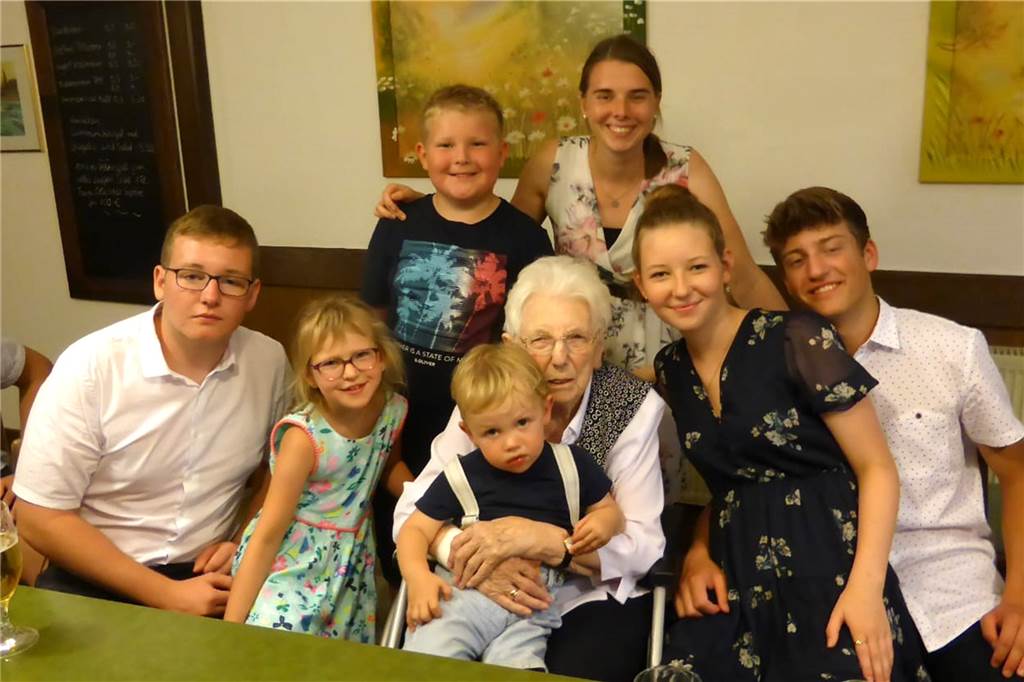 Elisabeth Kleine Bley hat auch mit 100 Jahren noch Freude am Leben Die Jubilarin Elisabeth Kleine Bley inmitten ihrer jüngsten Familie.
