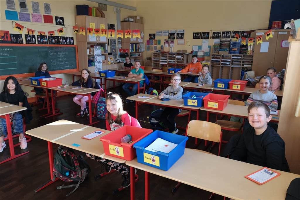 Die Corona-Chronologie: So verlief die Pandemie in Castrop-Rauxel Die jüngeren Schüler, wie hier in der Marktschule Ickern, gehen auch wieder zum Unterricht. Dabei halten sie sich an den Abstand zueinander.