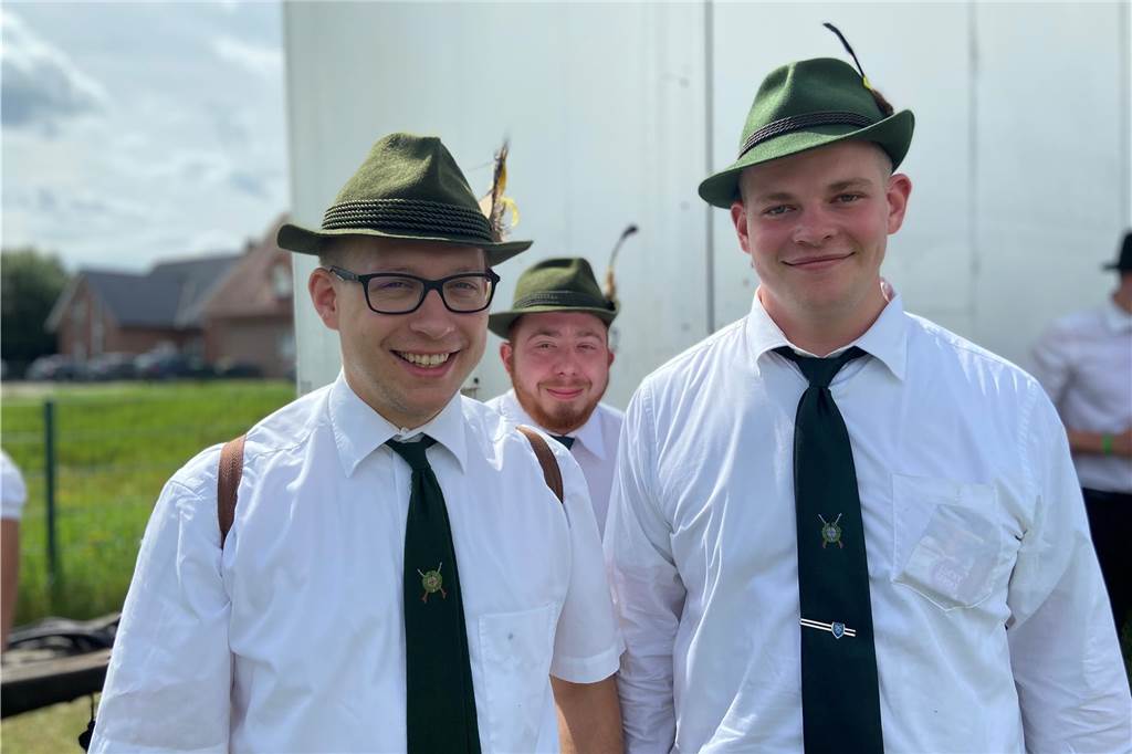 Die jüngeren Schützen unterstützen die Thronanwärter unermüdlich mit rufen.