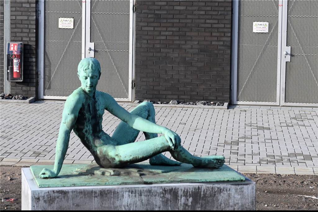 Auf dem Zechengelände in Dorsten ist ein Haus für Tisa entstanden Die Jünglings-Skulptur vor dem Gebäude ist nicht von Tisa und dort nur "zwischengeparkt" worden. Sie wird bald wieder abgeholt.