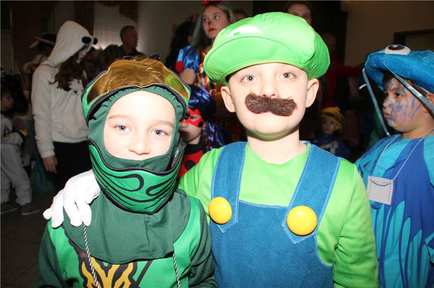 Viele Fotos: Die jüngten Jecken feierten fröhlich im Brambauer Bürgerhaus Karneval Die jüngten Jecken kamen in fantasievollen Kostümen zur Kinderkarnevalsparty ins Bürgerhaus Brambauer.