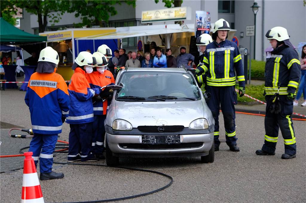 Meile durch Oeding rund um den Mai hat viel Glück mit dem Wetter Die Jugendfeuerwehr bei ihrer Vorführung.