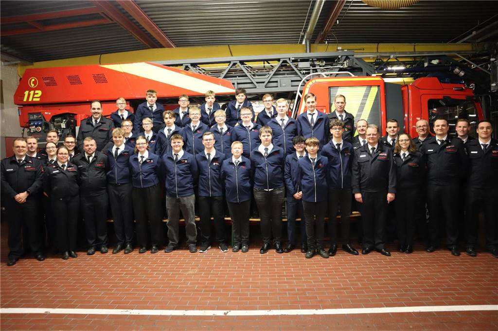 Wehr Werne plant eine eigene Kinderfeuerwehr Die Mitglieder der Jugendfeuerwehr Werne stehen vor einem Feuerwehrfahrzeug.