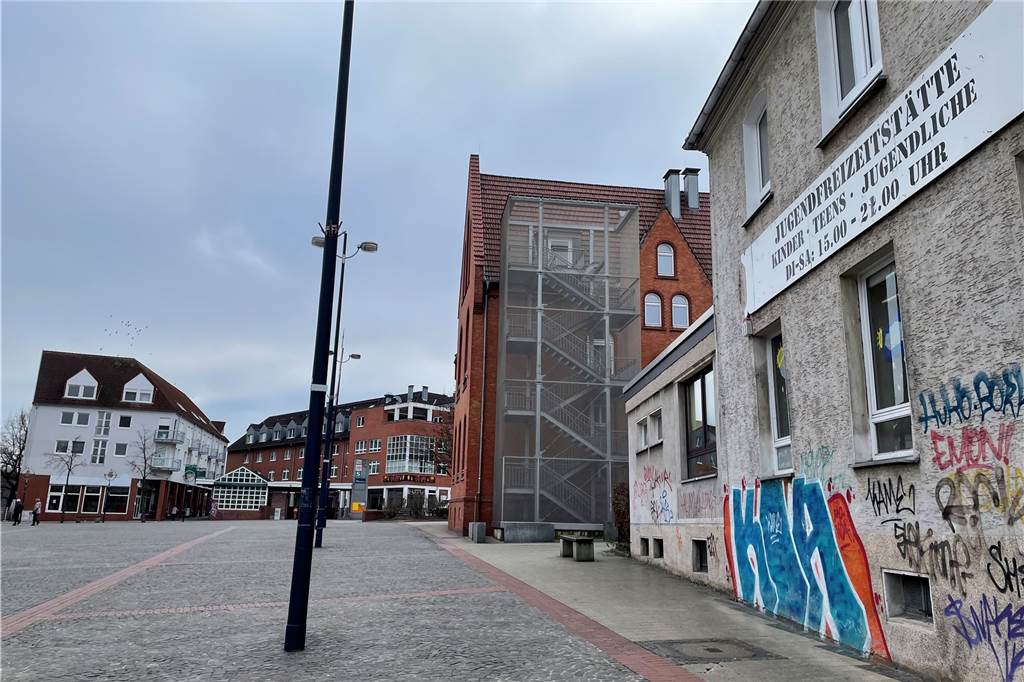 Plötzlich nicht mehr erlaubt: Wettbüro am Marktplatz musste schließen Die Jugendfreizeitstätte am Marktplatz in Lütgendortmund, im Hintergrund zu sehen: Das Gebäude, in dem bis vor kurzem das Wettbüro war.