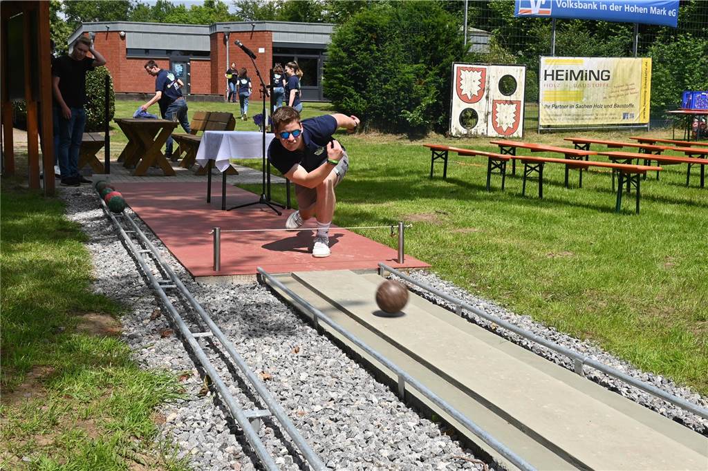 Outdoor-Kegelbahn in Dorsten eröffnet: Termine können bald gebucht werden Die Jugendlich legten sich nicht nur beim Bauen ordentlich ins Zeugen, sondern auch beim Kegeln.
