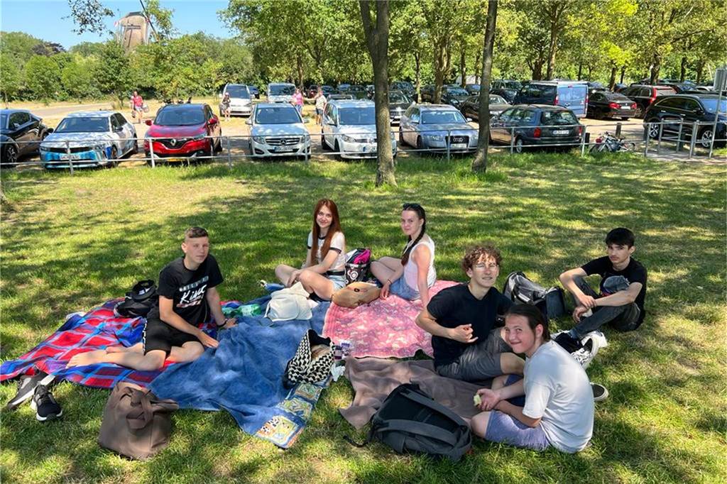 Vredenerin Sawsan Yasin (42) leitet Jugendgruppe für Geflüchtete Die Jugendlichen beim Picknick im Park.