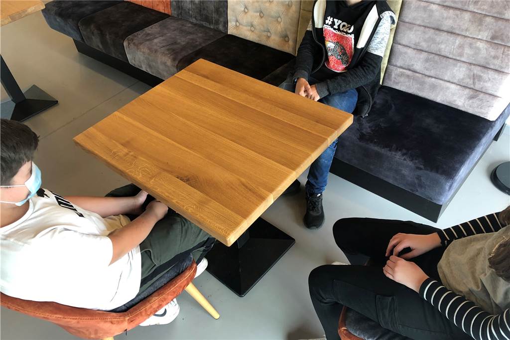 Die Jugendlichen treffen sich im Jugendzentrum und unterhalten sich gerne.
