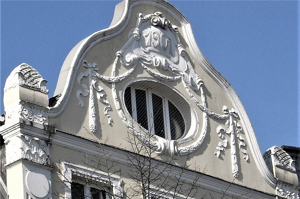 Historische Bauten Werne: Manche Fassade fiel Modernisierungs-Wut zum Opfer Die Jugendstilfassade des Hauses Ecke Markt-Bonenstraße ließ Hein-Theo Küper nach 1995 aufwändig restaurieren.