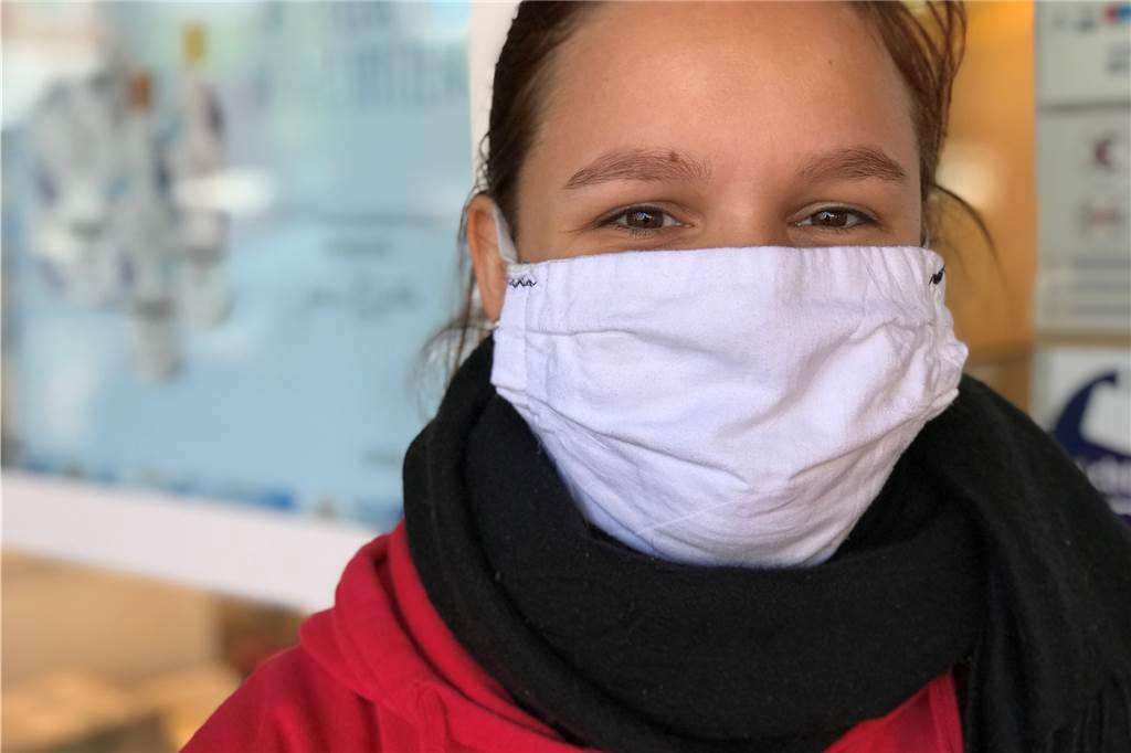 Maskenpflicht: Viel Verständnis, aber ein Kunde droht auch mit Schlägen Die junge Aushilfe am Aldi hat am ersten Maskenpflicht-Tag nicht nur gute Erfahrungen mit den Kunden gemacht.