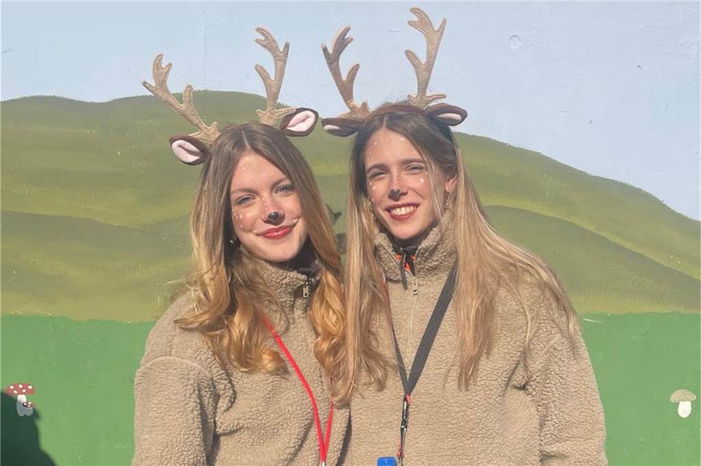 Frauen mit Geweihen im Dorstener Wald gesichtet: „Ein Brauch im Dorf?“ Die jungen Frauen der Landjugend trugen passend zum Motto "Bambi und Jäger" Geweihe auf dem Kopf.