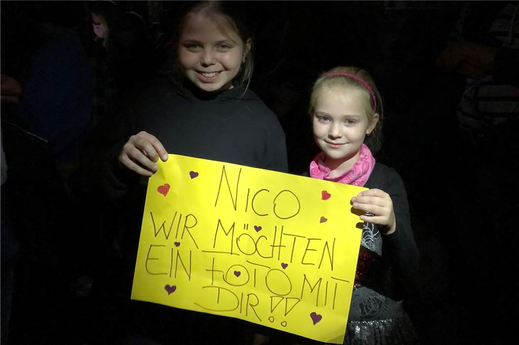 Die jungen Nico Santos Fans Lenja und Sophie standen in der ersten Reihe und hofften auf ein Foto mit dem Sänger.