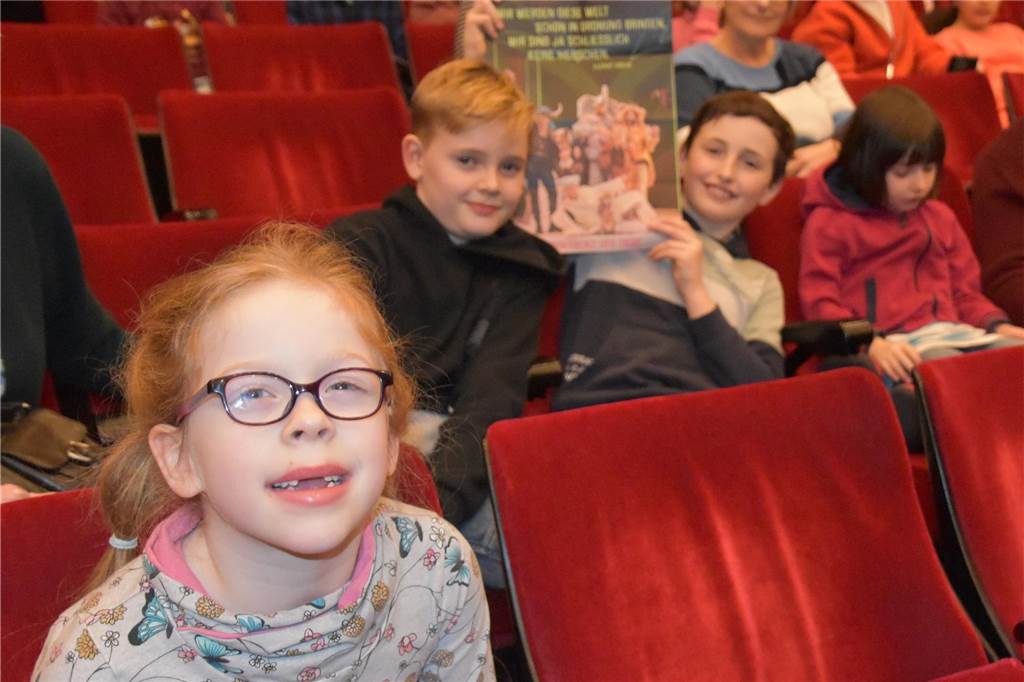 Konferenz der Tiere: Eine zeitlose Botschaft im Heinz-Hilpert-Theater Kinder im Zuschauerraum des Lüner Theaters.