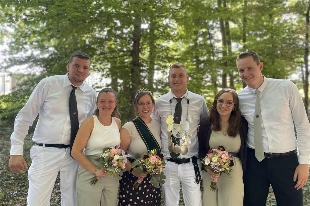 Neuer König in Asbeck: Marcel Mönsters regiert Junggesellenschützen Die Junggesellenschützen aus Asbeck haben einen neuen Thron (von links): Florian Heidbrink, Leni Kortüm, Stephanie Kösters, Marcel Mönsters, Nora Hillenkötter und Fabian Reers.