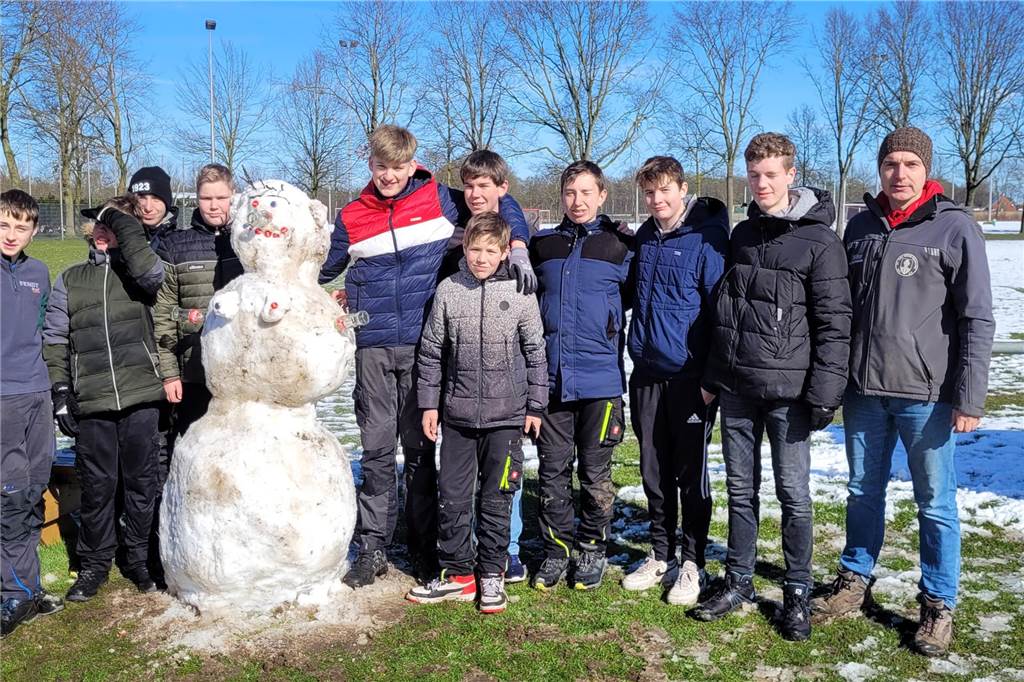 Die Jungs der C-Jugend von Rot-Weiß Nienborg bauten mit dem Schnee von Platz 2 eine Schneefrau, fotografiert von Martin Mensing.