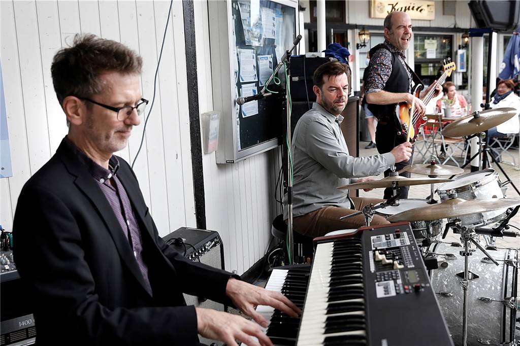 Am Sonntag gab’s den Blues: Jimmy Reiter beim Sommer am See Die Jungs in der zweiten Reihe bei Jimmy Reiter: Horst Bergmeyer (Keyboards), Björn Puls (Schlagzeug) und Jasper Mortier (Bass).