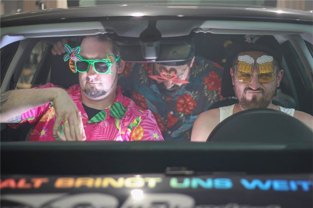 Punkkonzert im Autohaus: Bellendorf Sounds ging in die erste Runde (mit Video) Die Jungs von König Kobra haben sich allerhand einfallen lassen, damit das Konzert auch von zu Hause auf dem Sofa ein großer Spaß ist.