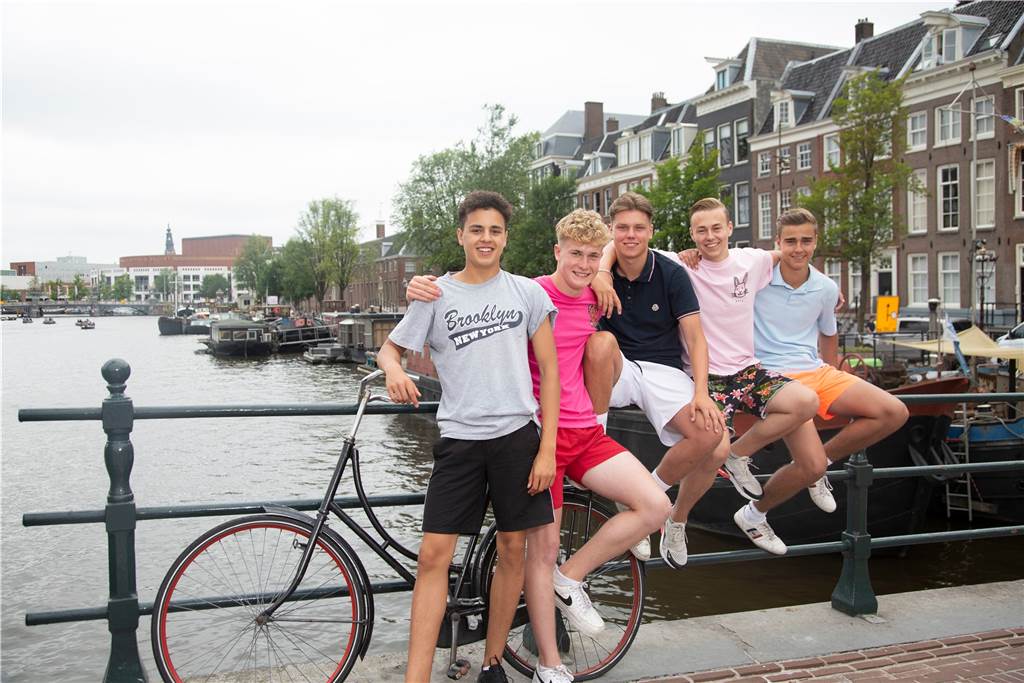 Vier Wochen ohne Eltern in Amsterdam - Luke ist Teil der KiKA-Serie Jungs-WG Die Jungs-WG: Abenteuer Amsterdam mit (v.l.:) Ruben, Mark, Jeppe, Alex und Luke.