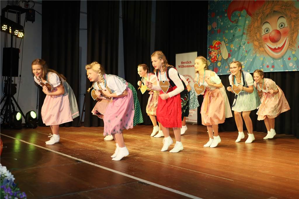 Die Juniorengarde tanzte später auch im Dirndl.