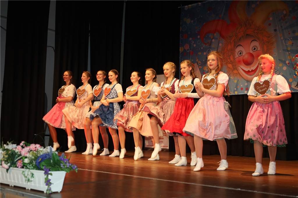 Die Juniorengarde tanzte später auch im Dirndl.
