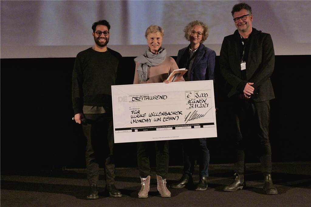 Kinofest Lünen: Erstmals werden alle sechs Cineworld-Säle genutzt Die Jury und die Gewinnerin des Schauspielpreises 2021 Ulrike Willenbacher (2.v.l.): Kais Setti, Erica von Moeller und Oliver Schwabe (v.l.). Ulrike Willenbacher kehrt mit dem Wettbewerbsfilm „Alle wollen geliebt werden“ und ihrer Kollegin Anne Ratte-Polle nach Lünen zurück.