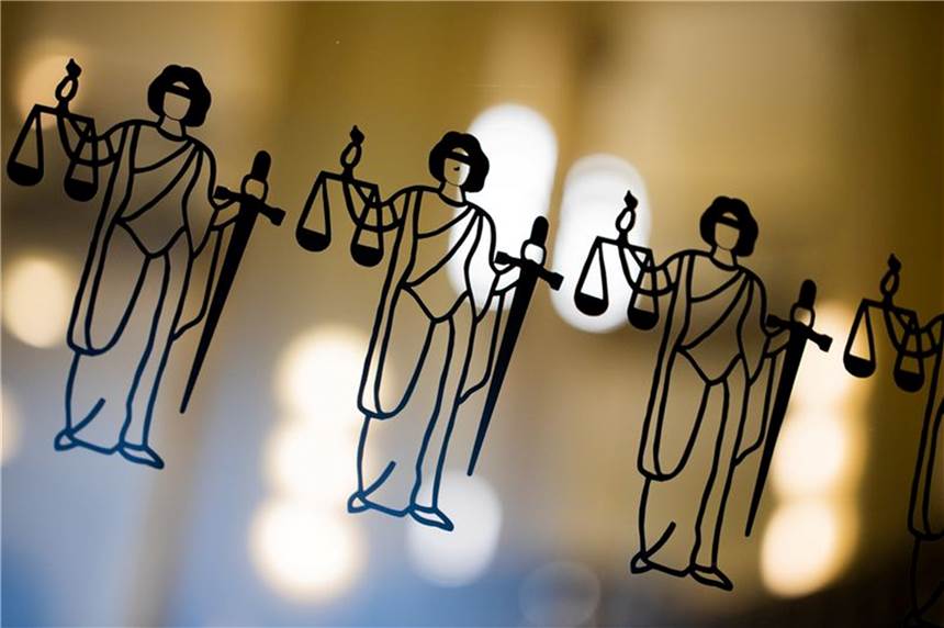 Solinger Kindermorde: Gutachter entlastet Mutter Die Justitia ist an einer Scheibe zu sehen.