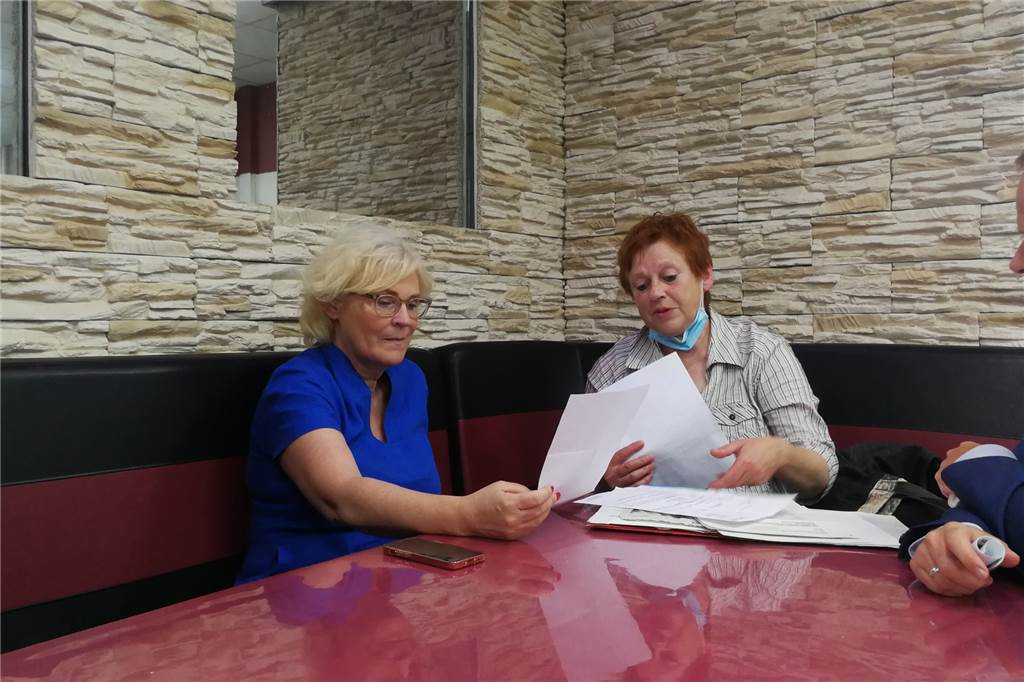 Castrop-Rauxeler Mieterin klagt über Vermieter Belvona: Wie bei Altro Mondo Die Justizministerin Christine Lambrecht (l.) schaute sich den Schriftverkehr zwischen Belvona und der Bewohnerin Birgit Hellmann genau an.