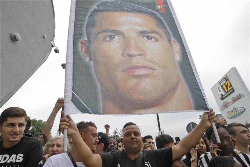 Ronaldos Juve-Debüt in Verona Die Juve-Fans freuen sich auf Cristiano Ronaldo. Foto: Luca Bruno/AP