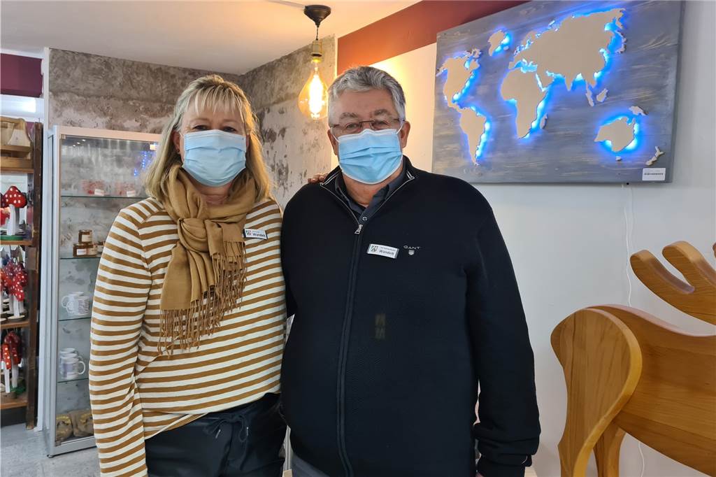 Wie drei Castroper Läden von Billigmieten in der Altstadt profitieren Die JVA-Leiter Beate und Julius Wandelt waren erfreut über den riesigen Zuspruch am Eröffnungstag des Knastladens.