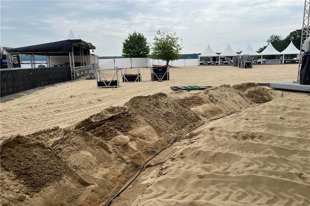 Sunset Beach Festival: Aufbau trotz Unwetter-Meldung voll im Zeitplan Die Kabel verschwinden unter dem Sand.