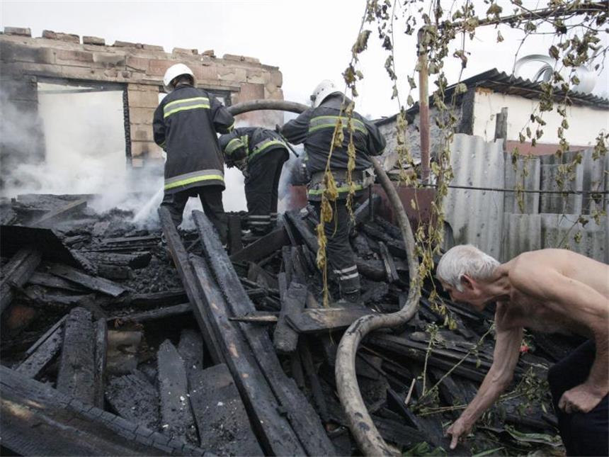 Neue blutige Gewalt in der Ostukraine Die Kämpfe in der Ostukraine flammen wieder auf. Trotz eines vereinbarten Waffenabzugs haben wurde schweres Kriegsgerät eingesetzt. Foto: Alexander Ermochenko