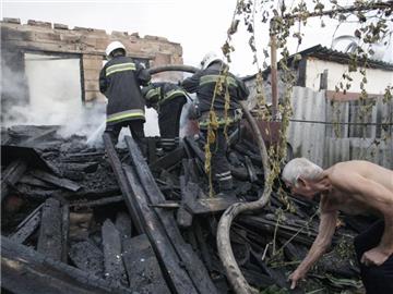 Die Kämpfe in der Ostukraine flammen wieder auf. Trotz eines vereinbarten Waffenabzugs haben wurde schweres Kriegsgerät eingesetzt. Foto: Alexander Ermochenko