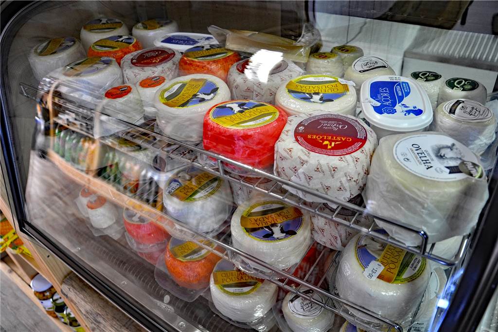 Die Käsetheke des "Olá Portugal", oben rechts der "Queijo de Ovelha"