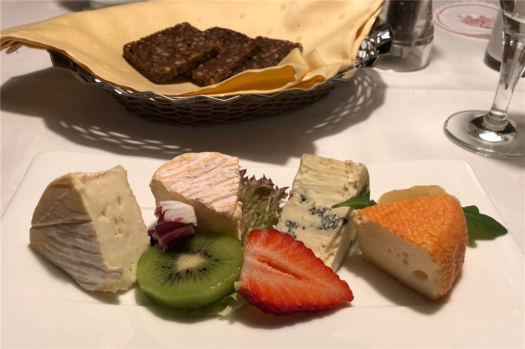 Gut gemachte Klassiker begeistern im „Haus im Flör“ Die Käsevariationen boten zu wenig Überraschung. Aber das Vollkornbrot passte hervorragend dazu.