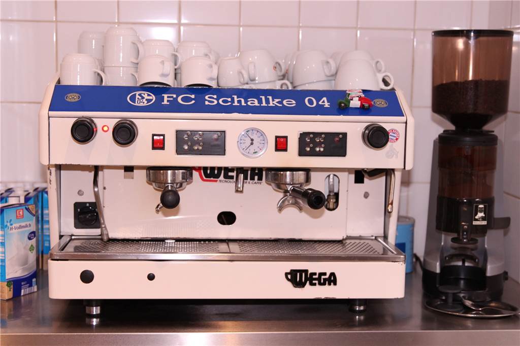 Im Il Caffé begrüßt der Chef seine Gäste selbst Die Kaffeemaschine in Aldos Caffé hat eine besondere Geschichte.