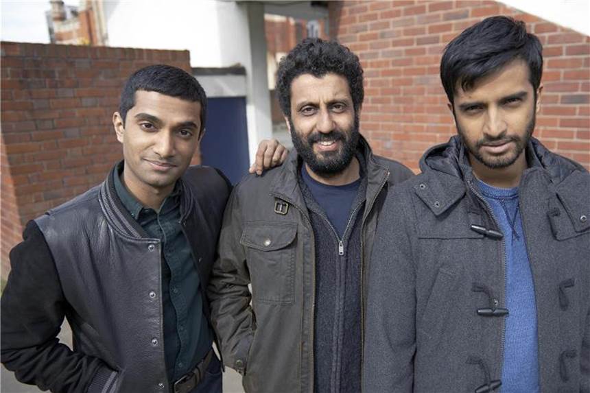 Die Kamal-Brüder Shahid (Danny Ashok), Ahmed (Adeel Akhtar) und Usman (Hamza Jeetooa) in „Wir sind alle Millionäre“. Foto: Hal Shinnie/Kudo/Arte France