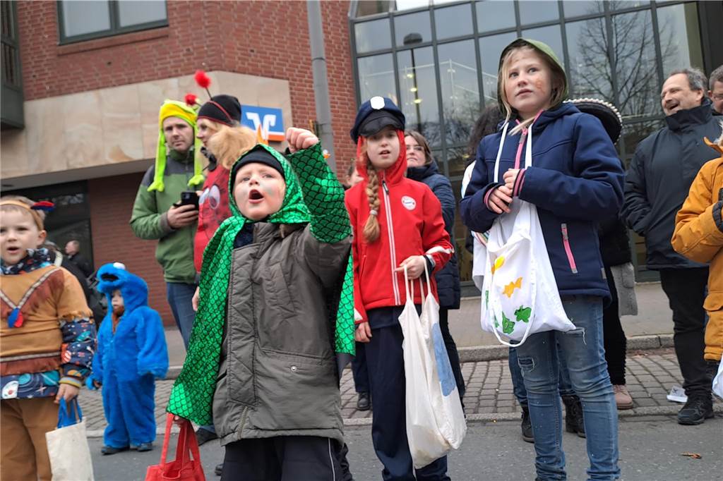 Rosenmontagszug 2023 in Dorsten: Die Narren sind zurück Die Kamelle-Jäger freuten sich darüber, dass der Zug endlich wieder stattfinden konnte.