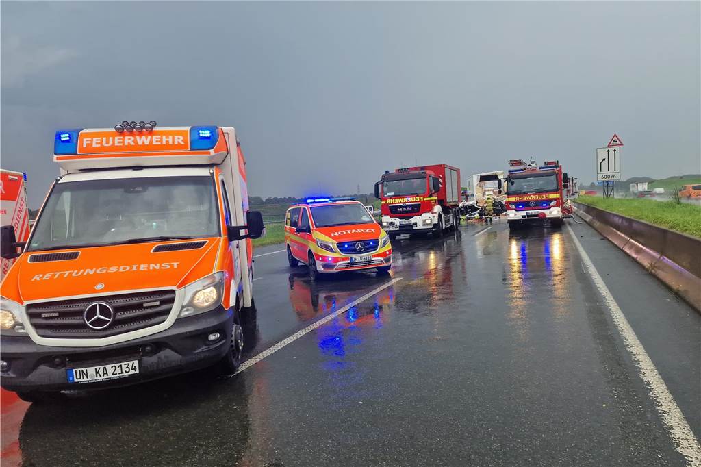 Die Kamener Feuerwehr sowie der Kamener Rettungsdienst sind im Einsatz.