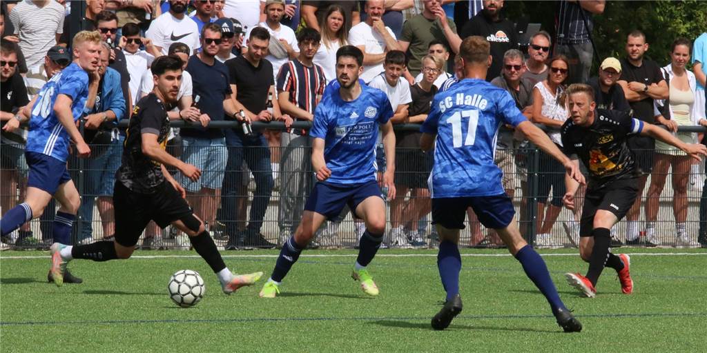 Die Highlights: Kamener SC verspielt in Halle die Bezirksliga-Option Die Kamener Mücahit Kücükyagci (2.v.l.) und Kim Denninghoff (r.) mühten sich redlich, verloren aber dennoch das zweite Aufstiegsspiel mit 0:5.