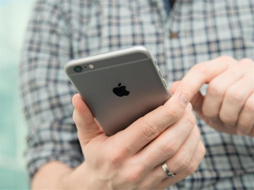 Neuheiten von Apple: Das iPhone 6S und 6S Plus im Test Die Kamera des iPhone 6S Plus verfügt zusätzlich noch über einen optischen Bildstabilisator. Er soll längere Blendenöffnungszeiten ohne Verwackler ermöglichen. Foto: Andrea Warnecke