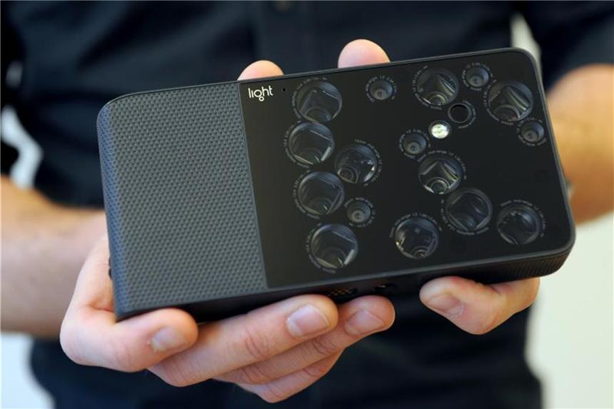 Start-up Light bringt Kamera mit 16 „Augen“ nach Deutschland Die Kamera L16 des amerikanischen Start-ups Light stellt ein Foto aus zehn gleichzeitig aufgenommenen Bildern zusammen. Foto: Andrej Sokolow