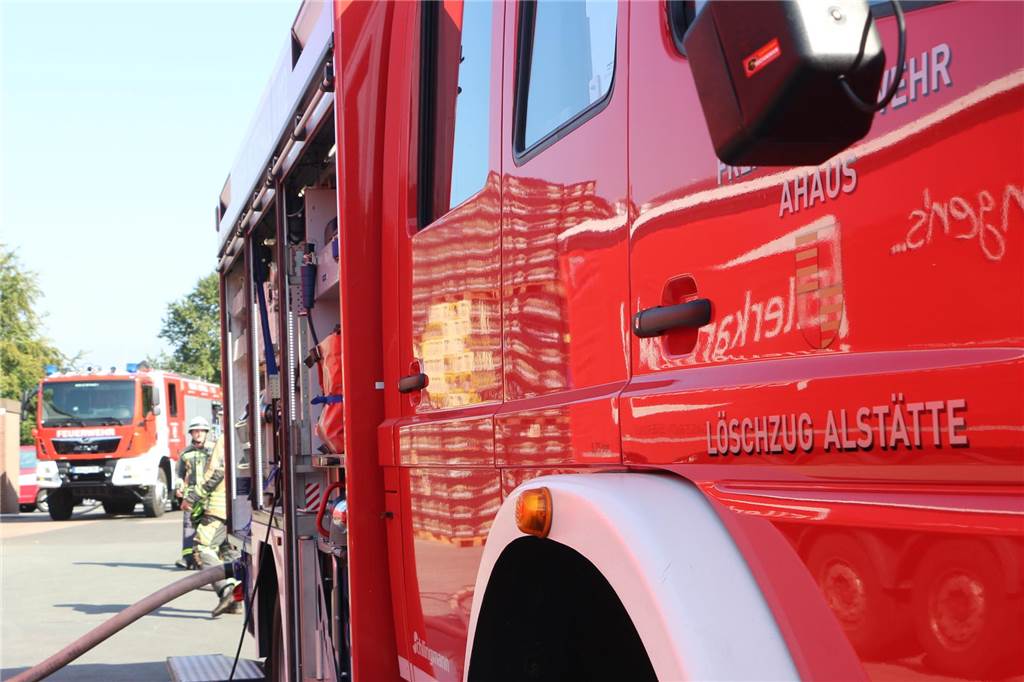 Halle in Vollbrand – Menschen in Gefahr: Hitze macht Übung zur Herausforderung Die Kameraden hatten mit einer enormen Hitze zu kämpfen.