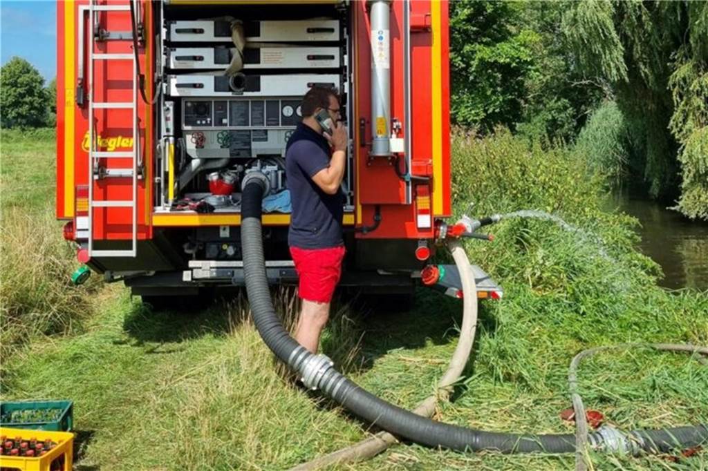 Nienborger Angelverein gewinnt Klimaschutzpreis 2024 Ein Feuerwehrfahrzeug steht an einem Flussufer