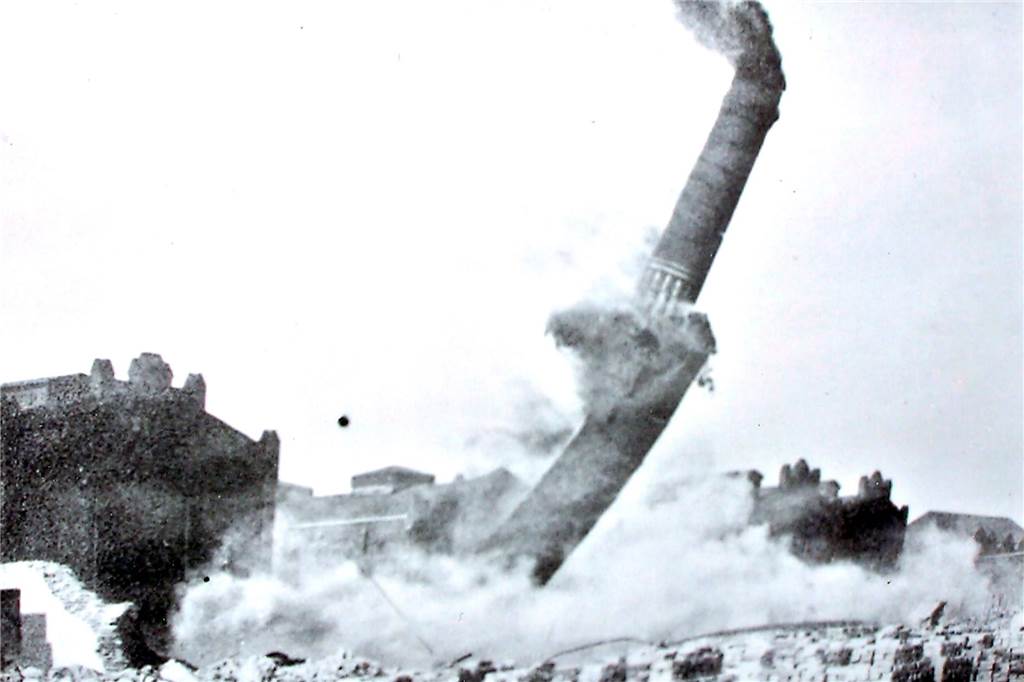 Die Kamin-Sprengung an der Zeche Hermann im Jahr 1926. Nach nur 17 Jahren in Betrieb schloss die Zeche in Selm wieder.