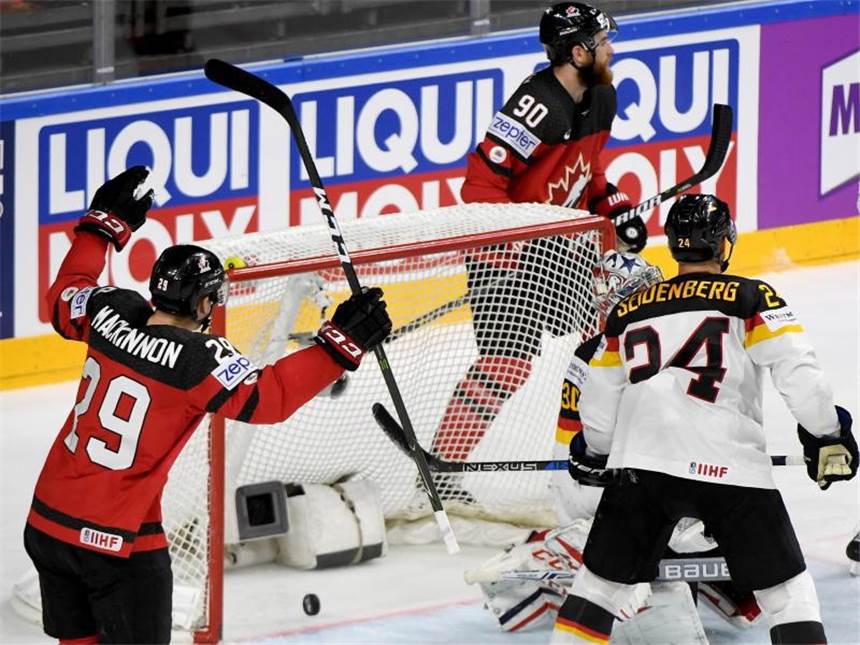 Zu harmlos: DEB-Team verpasst WM-Sensation gegen Kanada Die Kanadier haben mit dem Treffer von Nate MacKinnon (l) das Tor zur 1:0-Führung gegen Deutschland erzielt. Foto: Monika Skolimowska
